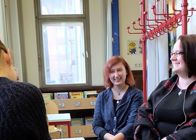 Zufrieden erzählen Elisa Knoblich (l.) und Nicole Meyer im Interview von der Entstehung ihrer Veranstaltung „Umgeblättert“.