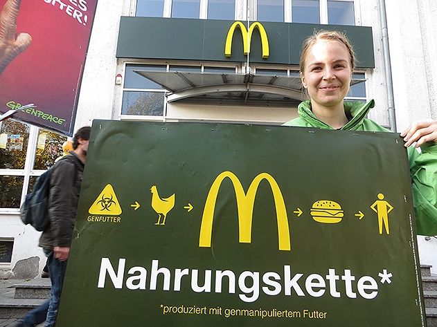 Mit einem deutschlandweiten Protest forderte Greenpeace die Fast Food Kette auf, gentechnisch verändertes Viehfutter durch gentechnikfreie Produkte aus einer nachhaltigen Landwirtschaft zu ersetzen.