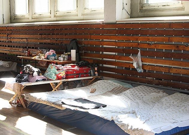 Unter schwierigen Bedingungen sind 16 Flüchtlinge kurzfristig in eine Turnhalle in Jena-Winzerla einquartiert worden.