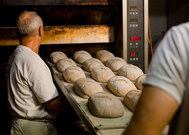 Wer in der Backstube arbeitet, macht einen harten Job. Zu viele Bäckereien speisen ihre Mitarbeiter trotzdem mit Niedriglöhnen ab, kritisiert die Gewerkschaft NGG.