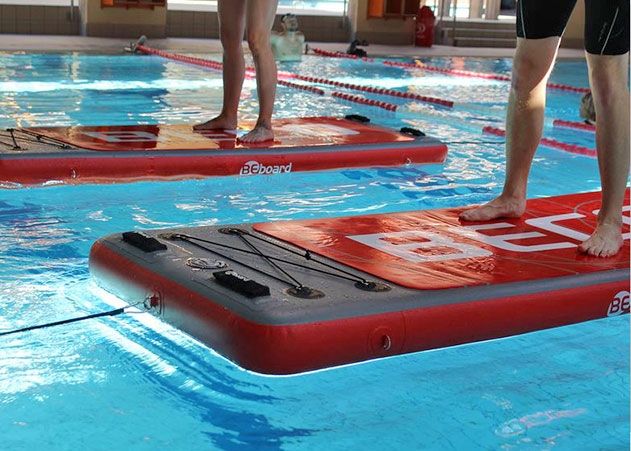 Wieder Aqua Balance Fitnesskurse im GalaxSea Jena: Die schwimmenden Fitnessmatten warten auf Kursteilnehmer.