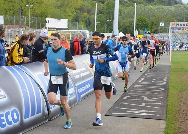 Das Läuferfeld auf der Stadionrunde.