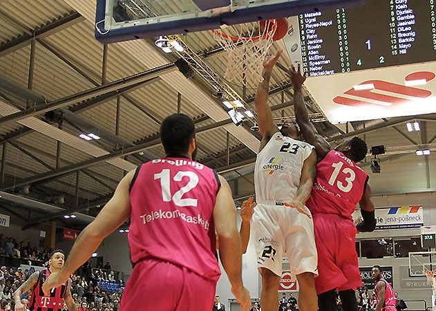 In der Vorrunde konnten Jenas Korbjäger gegen die Bonner überraschend mit 73:69 gewinnen.