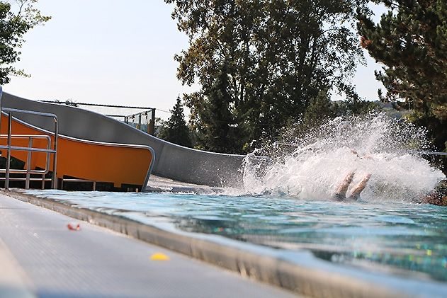 Zur Abkühlung im Wasser kommt auf der Rutsche im Ostbad noch ein wenig Fahrtwind dazu.