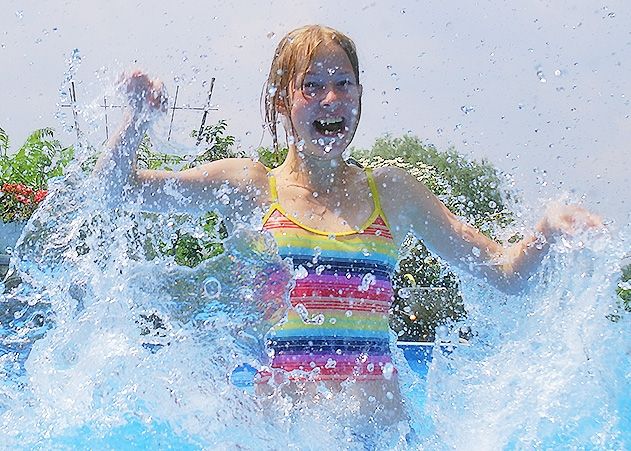 Wasservergnügen pur: Diese erneute Spendenaktion soll bedürftigen Kindern einen kostenlosen Badespass während der Sommerferien ermöglichen.