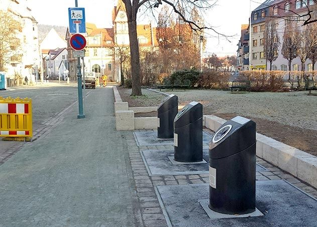 Braun-, Grün- und Weißglas: Altglas verschwindet im Jenaer Damenviertel jetzt unter der Erde.