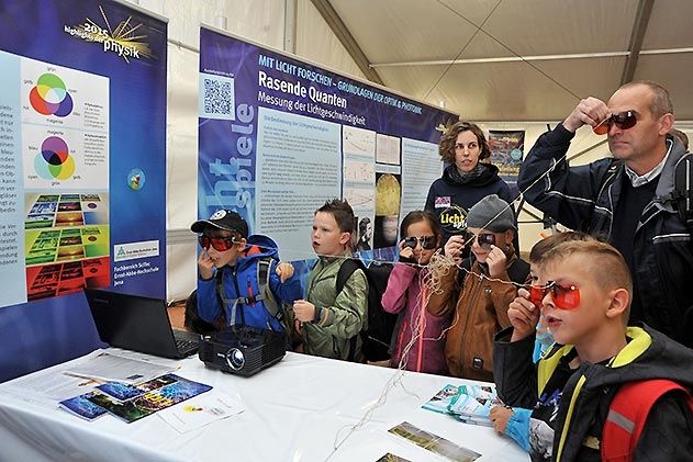 Dass die Highlights der Physik in Jena zum Besuchermagneten wurden, lag v. a. an den zahlreichen Schulklassen, die aus dem ganzen Land anreisten.