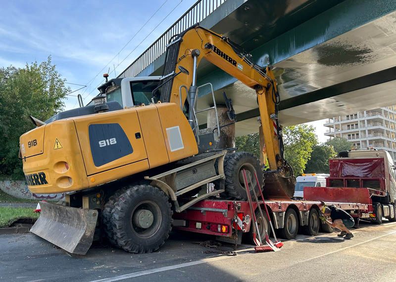 Bei dem Versuch, unter der Brücke durchzufahren, hakte der 18 Tonnen schwere Bagger in die Brücke ein.