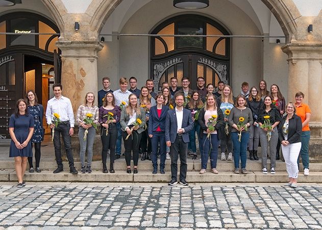 Oberbürgermeister Dr. Thomas Nitzsche (im Vordergrund) und Anja Andritzke, Ausbildungsleiterin bei der Stadt Jena (vorn rechts) begrüßen die neuen Auszubildenden der Stadt Jena.