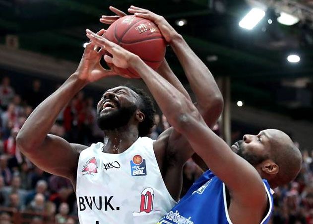 Im Zweikampf der Jenaer Derrick Allen (r.) und der Würzburger Gabriel Olaseni.