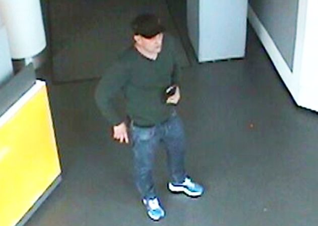 Der auf dem Foto abgebildete Mann steht im Verdacht, zwei EC-Karten gestohlen und missbräuchlich verwendet zu haben.
