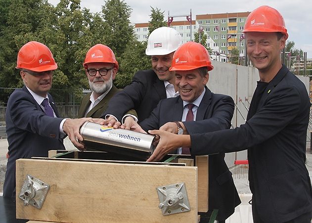 Grundsteinlegung für das erste Jenaer Hochhaus seit der „Wende“: v.r.n.l. Stadtentwicklungsdezernent Denis Peisker, OB Albrecht Schröter, Kaufm. Bereichsleiter Züblin AG Gerald Endlich, Architekt Prof. Johannes Kister und jenawohnen-Geschäftsführer Tobias Wolfrum.