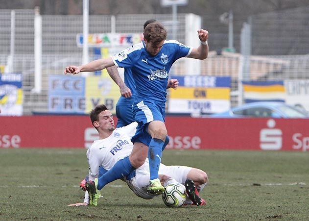 Jenas Torschütze Julian Günther-Schmidt (r.) im Zweikampf mit Moritz Heyer von den Sportfreunden aus Lotte.