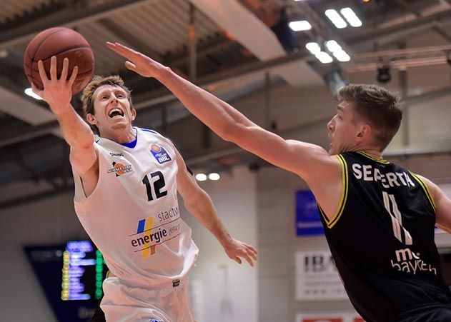 Der Jenaer Skyler Bowlin (links) gegen Andreas Seiferth im Basketball-Bundesliga-Spiel Science City Jena gegen medi Bayreuth in der Sparkassen-Arena.