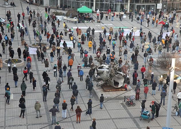 Beim Klima-Streik in Jena nahmen am Freitagnachmittag 500 Demonstranten teil.