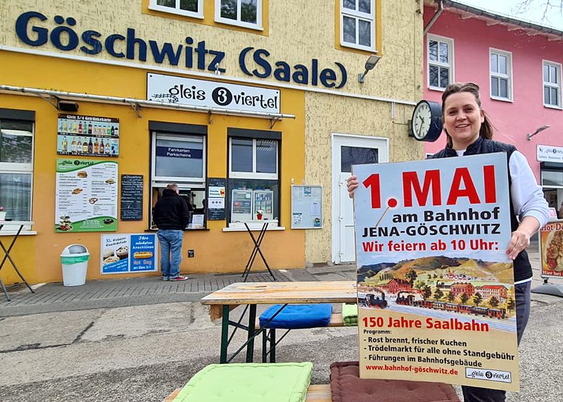 Am Bahnhof Jena-Göschwitz wird am Maifeiertag an den Start des Eisenbahnzeitalters in Jena erinnert. Mitarbeiterin Janet Matz zeigt das Plakat zum Jubiläum, das auf einer historischen Postkarte beruht.