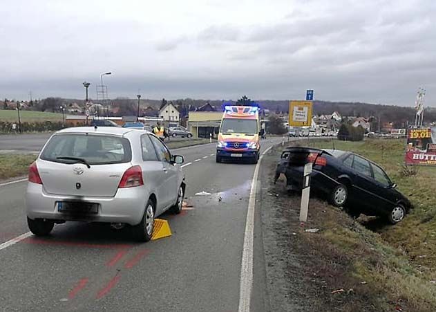 Eine 71-jährige Autofahrerin musste am Dienstag nach einem Auffahrunfall verletzt ins Klinikum gebracht werden.