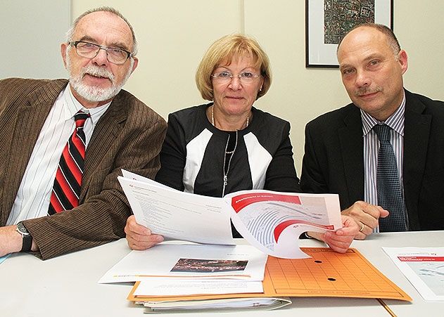 Freude über positive Bilanz: Bürgermeister Frank Schenker, Arbeits-Agentur-Chefin Birgit Becker und Jenarbeit-Leiter Eberhard Hertzsch (v.l.).