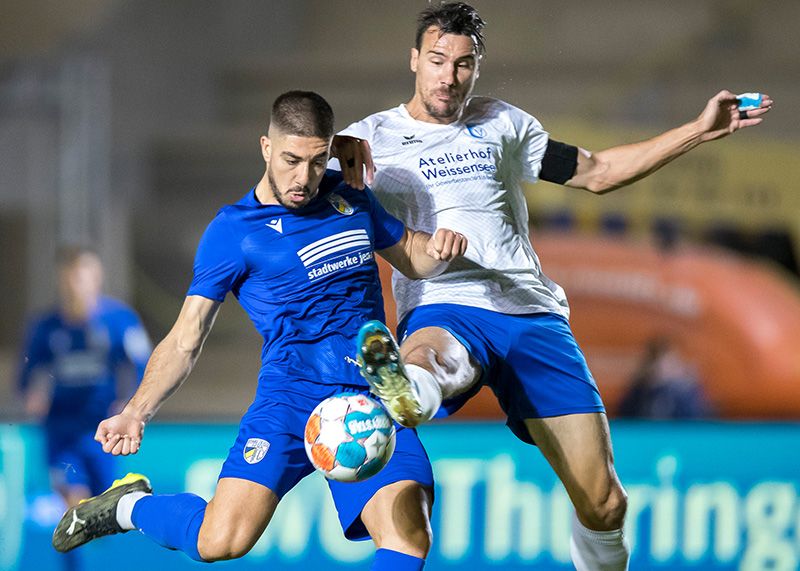 Im Duell Jenas Vasileios Dedidis (l.) mit dem Altglienicker Philipp Zeiger.