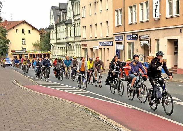 Die Critical Mass ist eine monatlich stattfindende Fahrradtour, die das Bewusstsein für die Verbesserung der Infrastruktur für Fahrradfahrer in Jena schaffen soll.