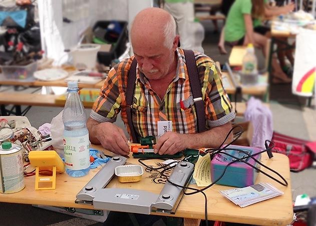 Gerald vom Reparier-Café ist ein echter Allrounder, der vom platten Fahrrad bis zum defekten Toaster jedes Problem angeht.