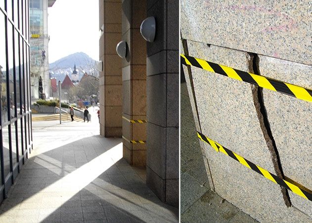 Säulenplatten aus Granit wurden in der Jenaer City massiv beschädigt. Polizei sucht Tatzeugen.