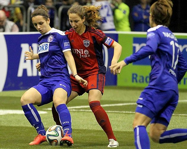 Julia Arnold (m.) in der Partie gegen Turbine Potsdam. Der FF USV Jena schied beim 21. DFB-Hallenpokal der Frauen bereits in der Vorrunde aus.