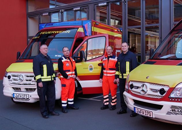 Ralf Hertig, Mathias Schmidt, Falk Köhler und Sven Albrecht von der Jenaer Feuerwehr mit dem neuen (links) und dem alten Wagen.