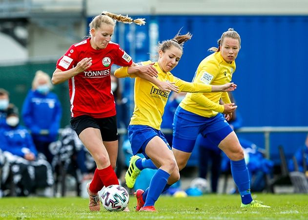 Im Zweikampf die Ex-Jenaerin Maren Tellenbröker  (Gütersloh) mit der FCC-Spielerin Donika Grajqevci (Jena).