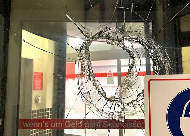 Auch der Eingangsbereich der Sparkasse wurde stark beschädigt.