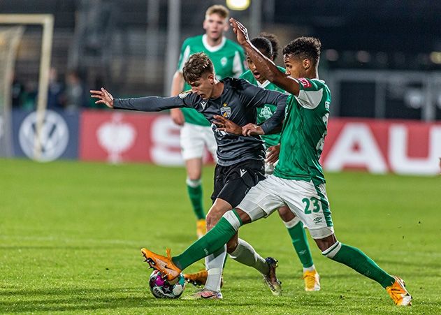 Im Kopf um den Ball: Der Jenaer Alexander Prokopenko gegen die Bremer Tahith Chong und Theodor Gebre Selassie.