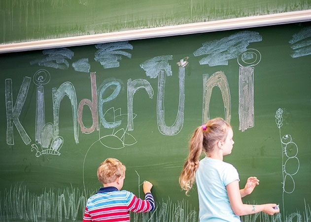 Die Vorträge und Workshops der KinderUni zu verschiedenen Themen der Wissenschaft sind speziell für Kinder im Alter von 6 bis 12 Jahren gestaltet.