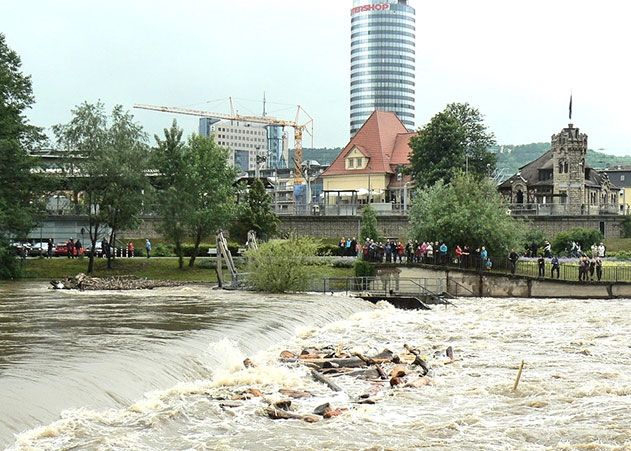 Eine Wasserwehr soll bei Hochwasser für schnelle Hilfe und das Vermeiden von Schäden sorgen. Das letzte große Hochwasser gab es 2013 in der Saalestadt.
