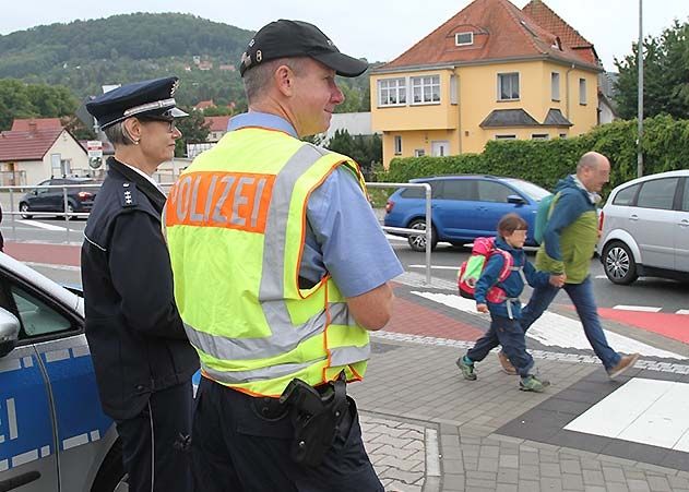 Steffi Kopp und Jan Alberts verfolgen aufmerksam den neuen Schülerverkehr am Jenzigweg.