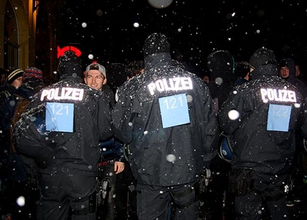 Protest gegen die AfD-Kundgebung auf dem Jenaer Marktplatz. Die Polizei musste mehrfach gegen Demonstranten aus dem linken Lager vorgehen. Die im Vorfeld befürchteten Zusammenstöße bleiben indes aus.