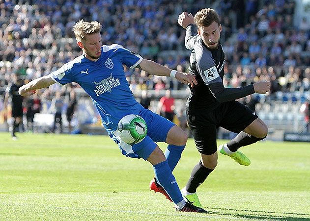 Florian Brügmann lässt Jena jubeln. Fünf Minuten vor dem Abpfiff schießt er den Siegtreffer für den FC Carl Zeiss Jena.