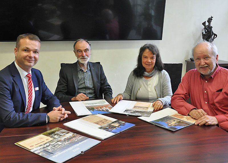 Kalender vorgestellt: v.l.n.r. Thomas Haueisen (Filialdirektor Sparkasse Jena-Saale-Holzland), Rainer Hanemann (Vorsitzender FOTO-Klub JENA 78 e.V.), Birgit Hellmann (ehem. Mitarbeiterin Stadtmuseum Jena) und Wieland Knetsch (Sammlung Lithografiepostkarten).