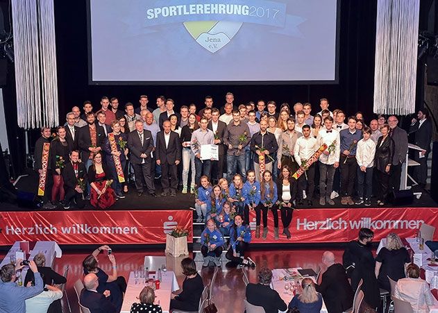 Alle Preisträger der Sportlerehrung 2017 auf der Bühne im Volksbad.