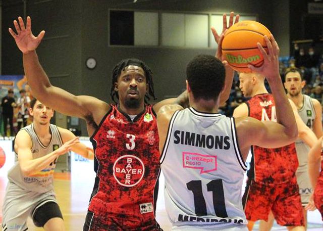 Im Duell der Jenaer Rayshawn Simmons mit dem Leverkusener Quentin Goodin.