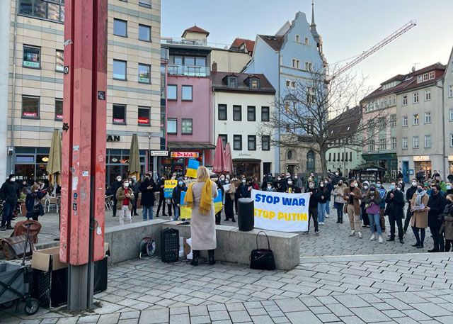 Spontane Demo in Jena: Teilnehmer fordern eine friedliche Lösung im Konflikt zwischen Russland und der Ukraine.