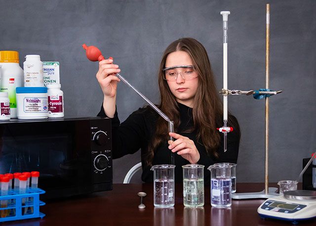 Julianna Marie Sierka erhielt den ersten Preis des Regionalwettbewerbs Jena von Jugend forscht im Bereich Physik für ihr Projekt "Quantenpunkte aus der Küche".
