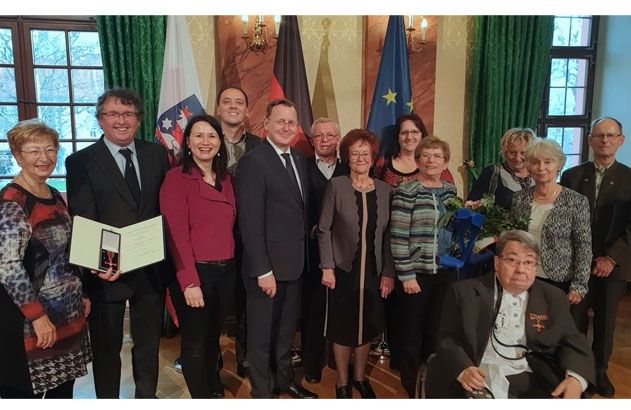 Die Ausgezeichneten im Kreise der Gratulanten: Thomas Röher (2.v.l.), Dr. Gerd Busch (6.v.l.), Elke Lackner (9.v.l.).