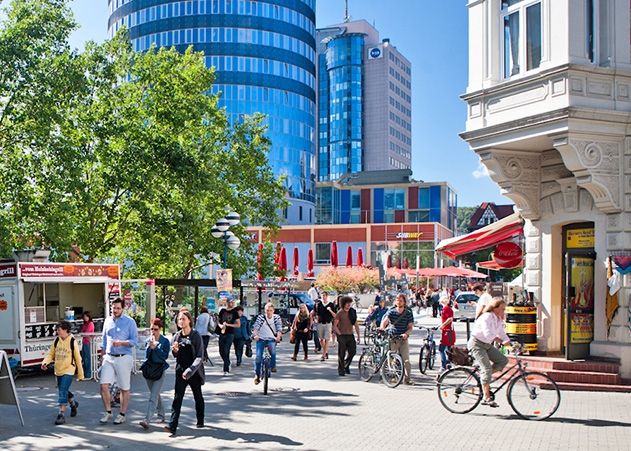 Johannisstraße auf Höhe Jenergasse mit Blick zum Jentower.