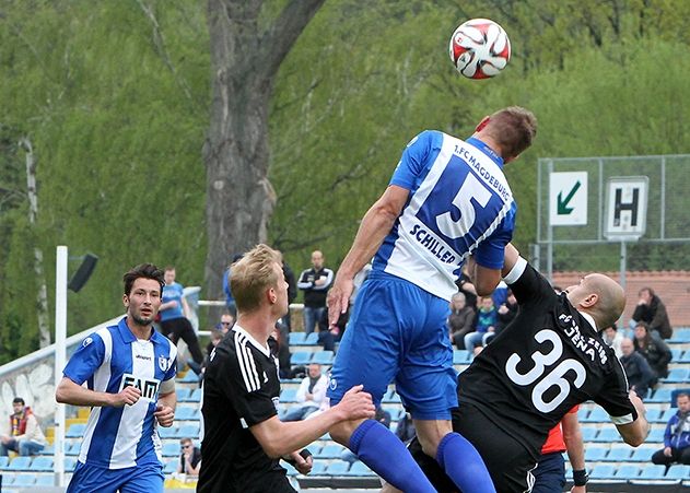 Der Magdeburger Felix Schiller (5/FCM) im Kopfballduell mit Jenas Velimir Jovanovic (36/FCC).