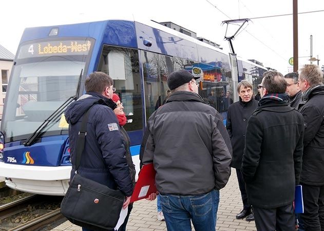 Vertreterinnen und Vertreter der Stadtwerke Jena Netze, des Jenaer Nahverkehrs und des Kommunalservice diskutieren mit OB Schröter an der Kreuzung Naumburger Str./ Camburger Str.