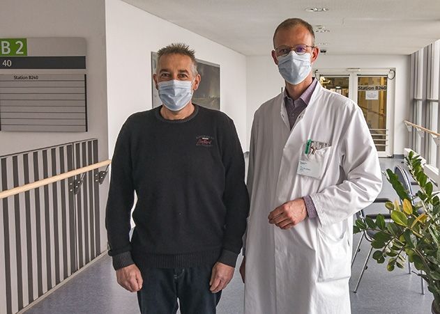 12. Lungentransplantation in diesem Jahr am UKJ: Dr. Tim Sandhaus (rechts) freut sich mit seinem Patienten Gerd Bleser (links) und sieht ihn zur Nachkontrolle wieder.