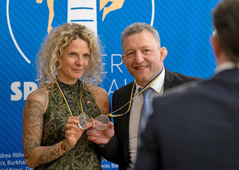 Eine gläserne Medaille für Jenas Sportlerin und Sportler des Jahres: Kathleen Alles (X-Runners) und Ringer Stefan Bittmann (KSC).