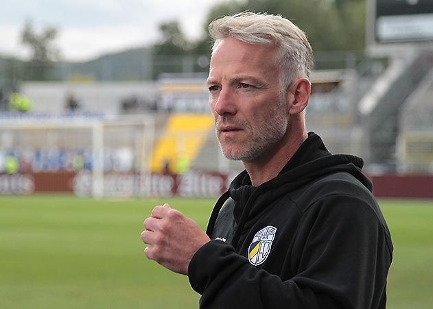 Der Trainer des FC Carl Zeiss Jena und sein Team sind am 31. Oktober zum Benefizspiel für die betroffene Familie des Hausbrandes in Kahla auf dem Sportplatz zu Gast.