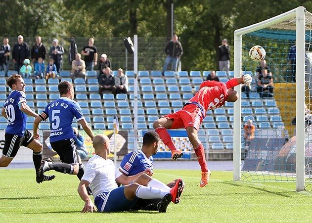 Toooor: Velimir Jovanovic trifft in der 17. Minute zum 1:0.