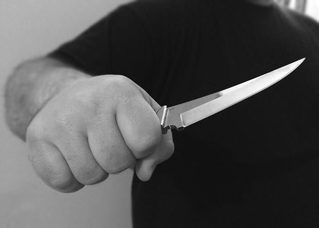 Mann attackiert auf offener Straße einen 24-Jährigen mit einem Messer.